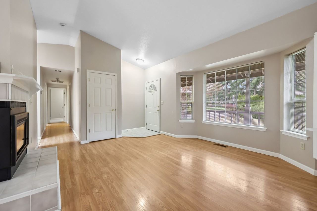 1012 Irving St Sw - Photo 7 of 31