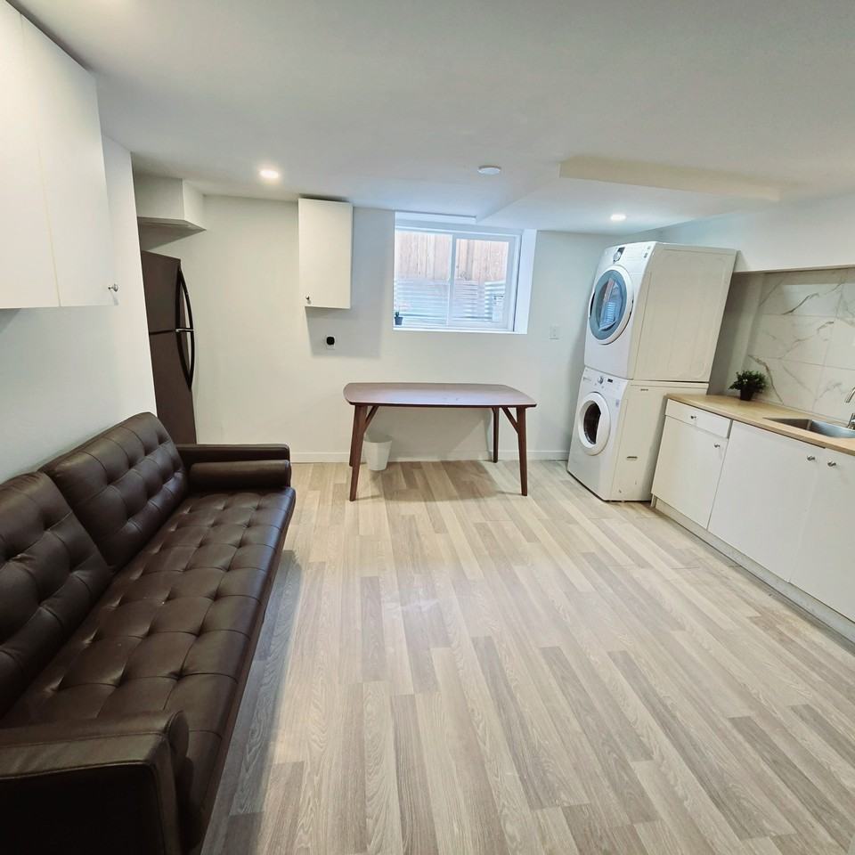 1249 Joyce Crescent - Photo 2 of 6