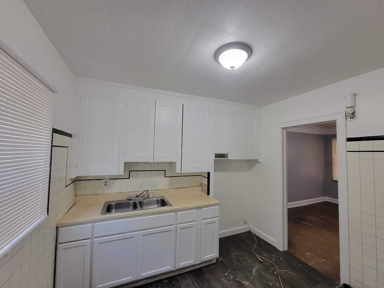15491 Sussex St - Photo 2 of 8