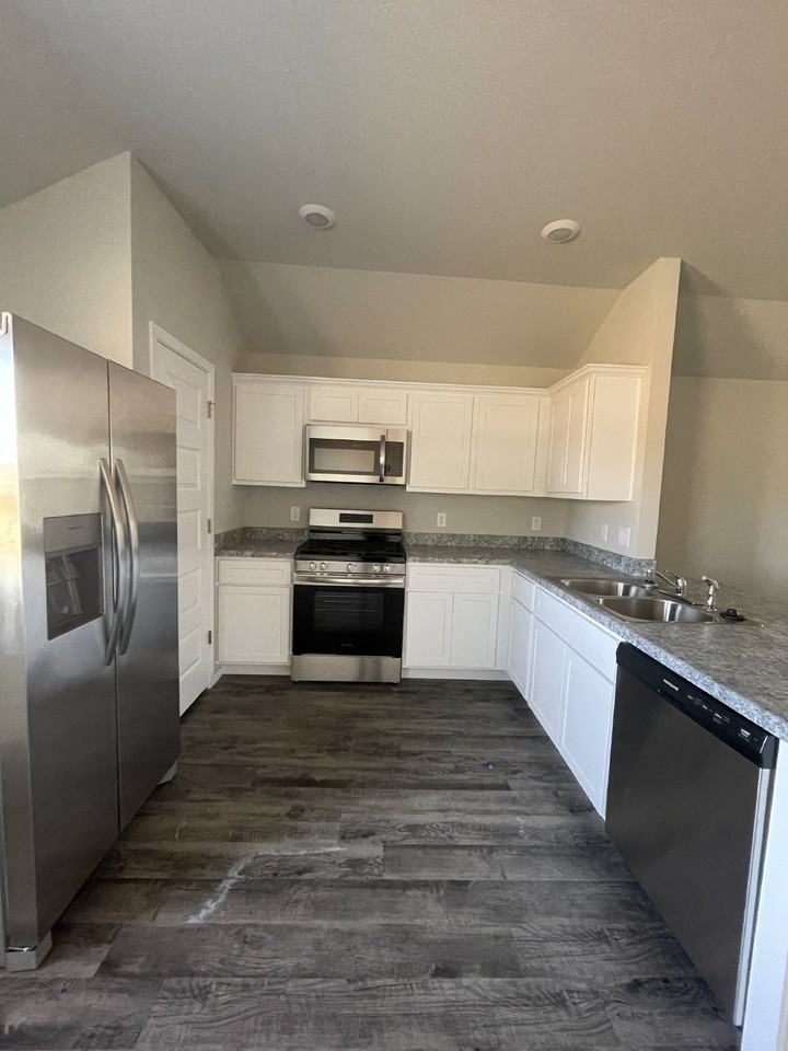 25 Daisy Ave - Photo 3 of 23