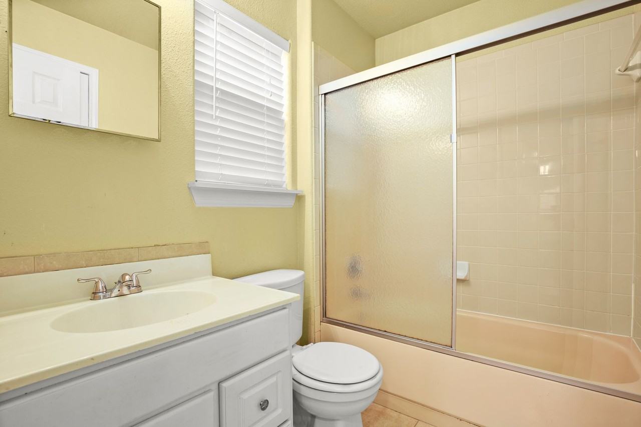 2610 E 3rd St #B - Photo 3 of 14