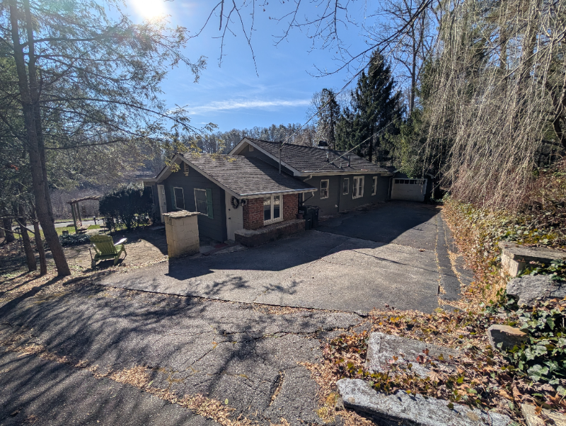 115 Lake Dr - Photo 2 of 19