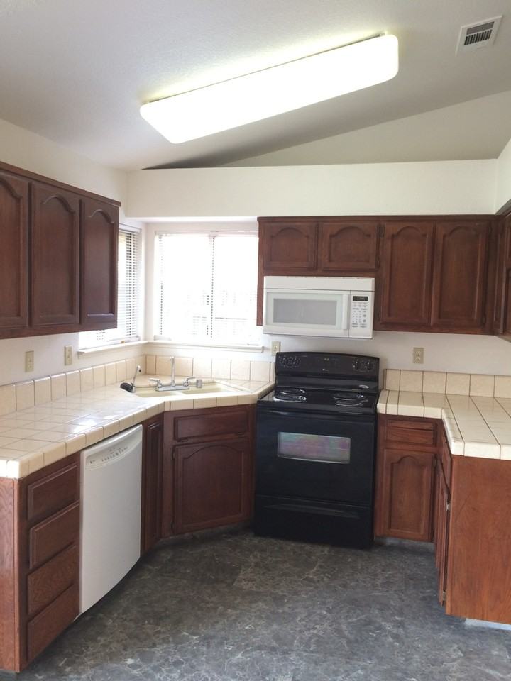 4416 Silverwood Ln - Photo 6 of 18