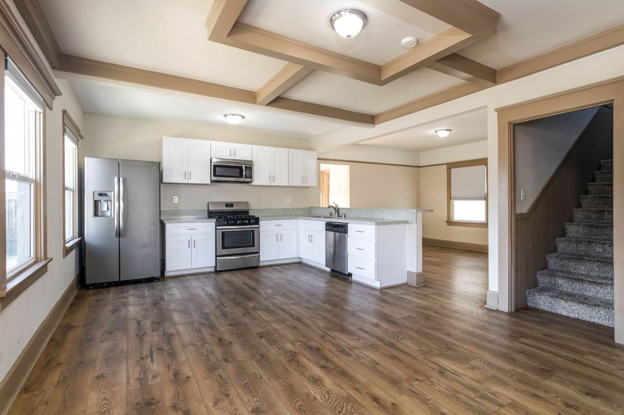 736 24th St - Photo 2 of 18