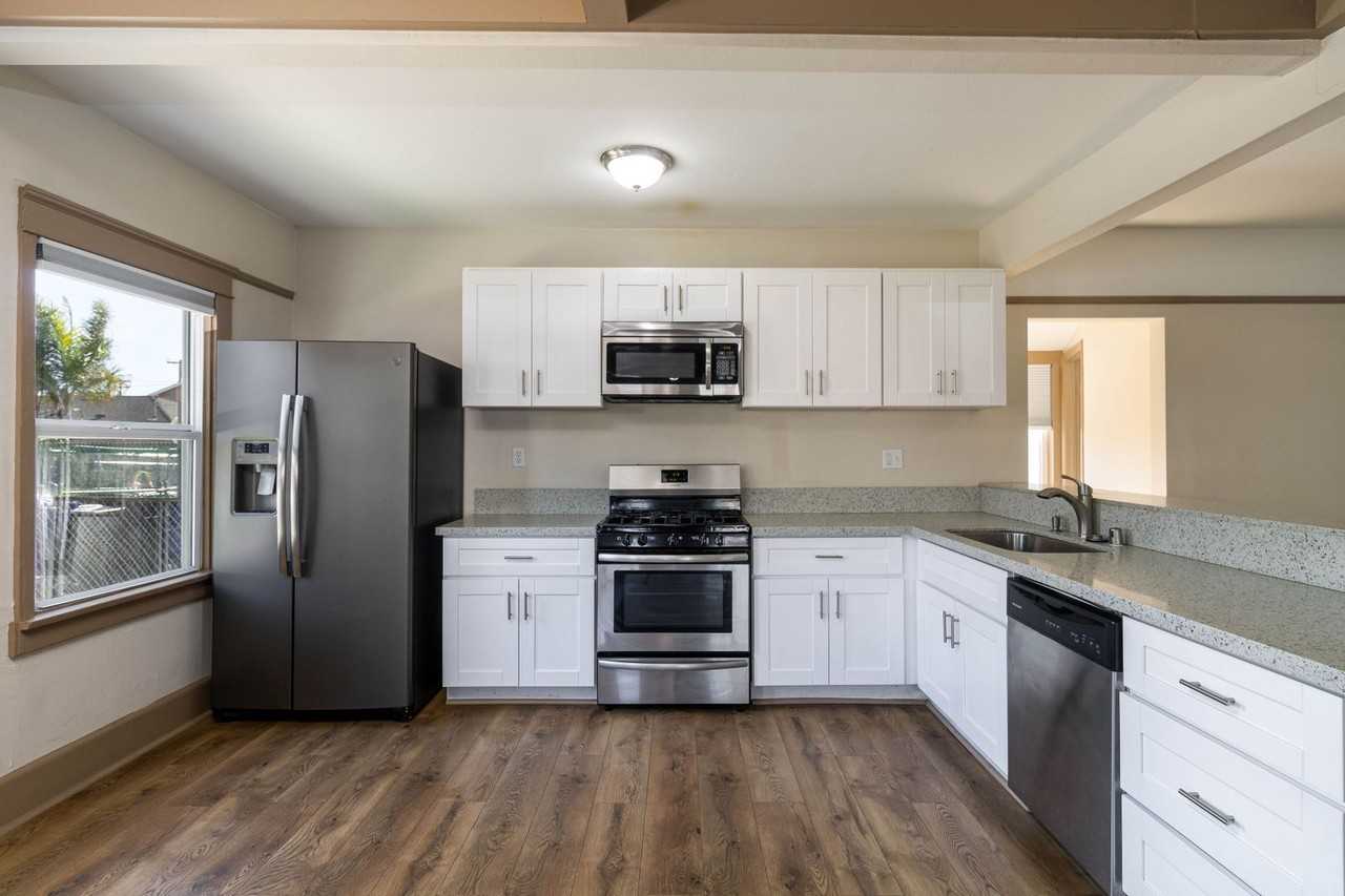 736 24th St - Photo 3 of 18