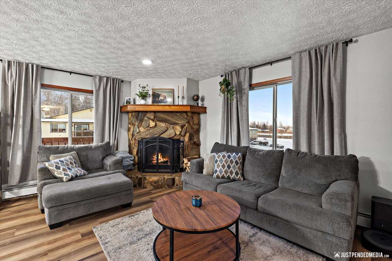 18539 Neumann Cir - Photo 4 of 35