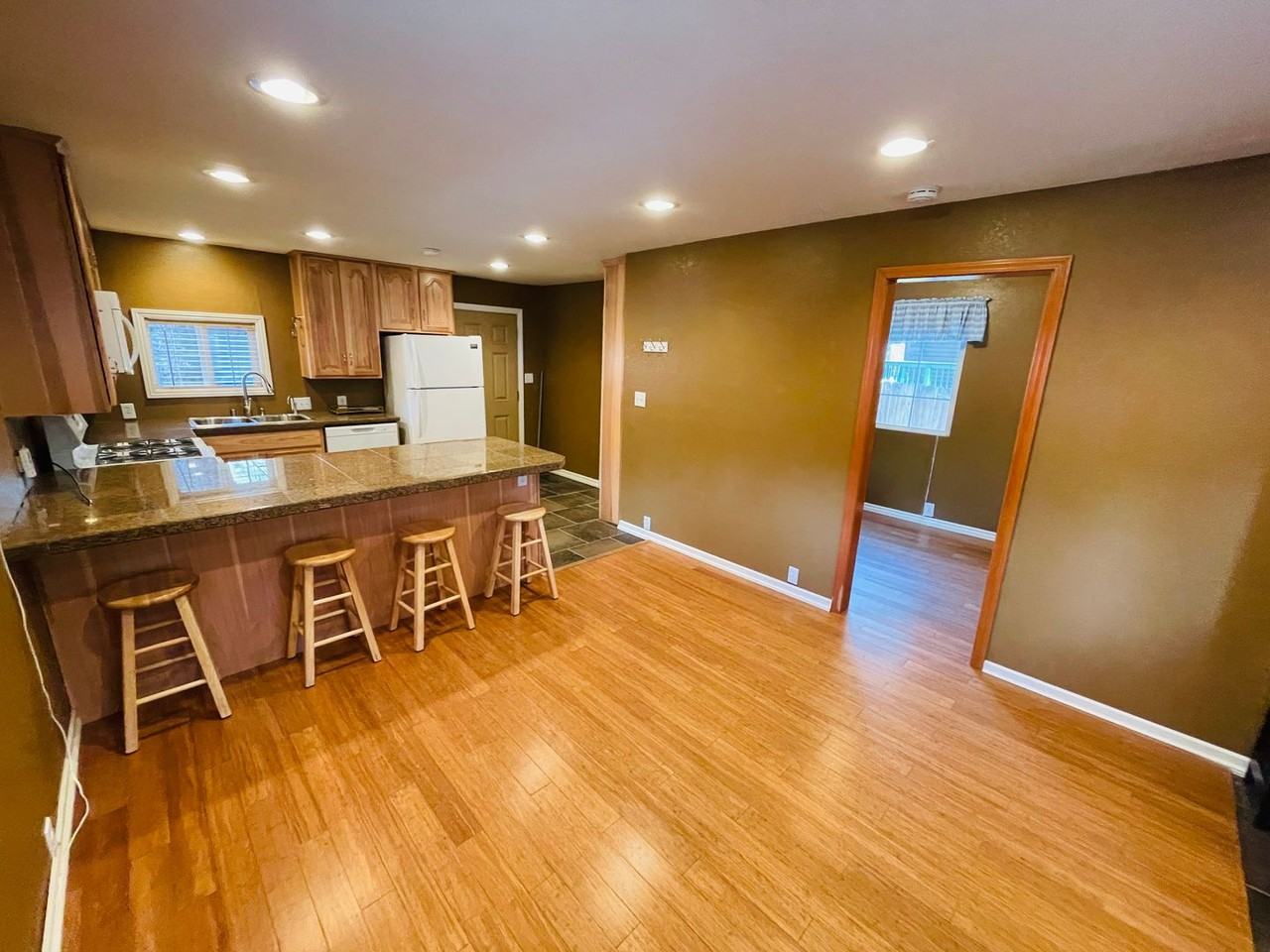 2579 Elwood Ave - Photo 4 of 18
