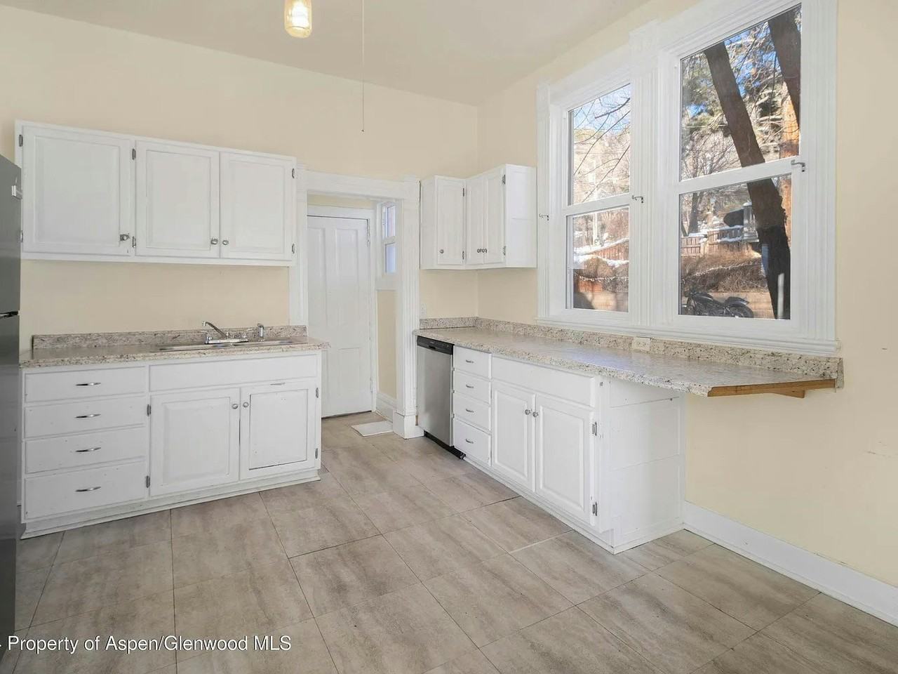 909 8th Street, Unit Main house - Photo 6 of 9