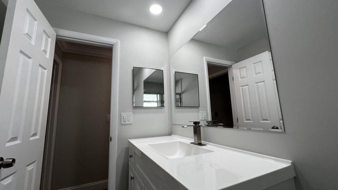 1009 Sw 18th St #NA - Photo 3 of 50