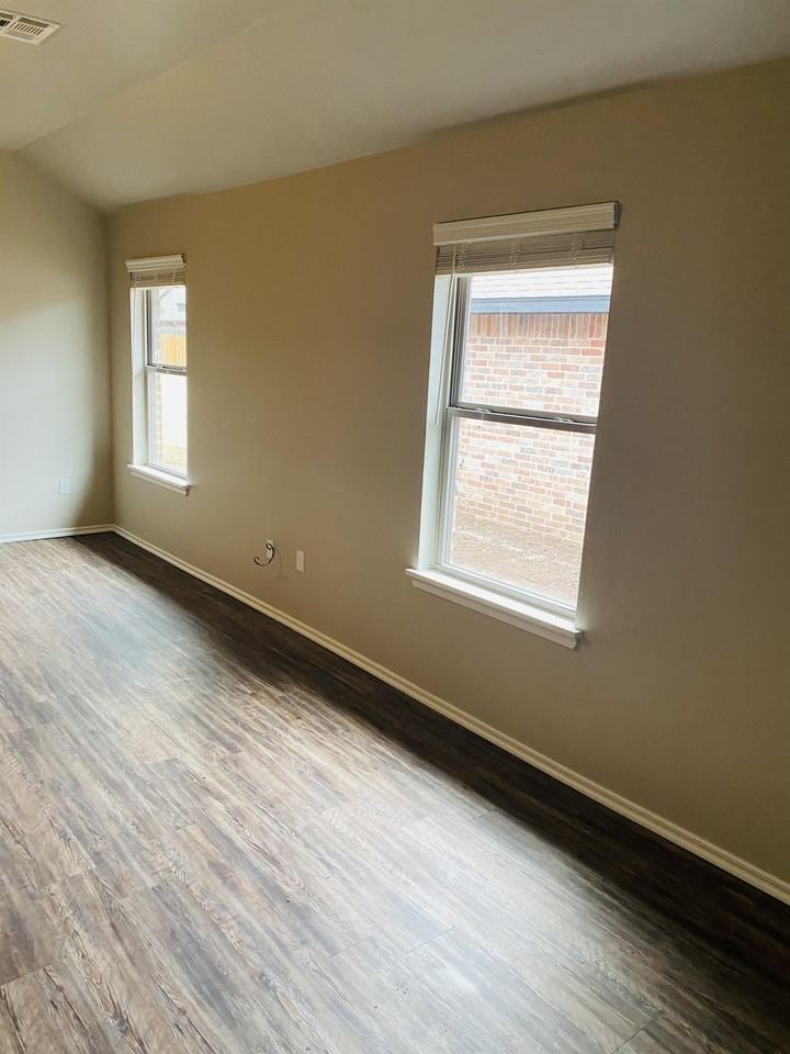 10902 Northwest 119th Street - Photo 6 of 28