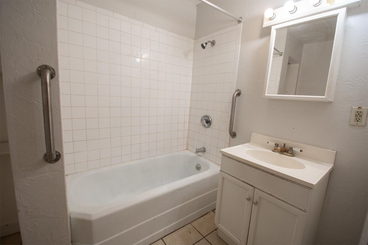 895 Howard - Photo 2 of 13