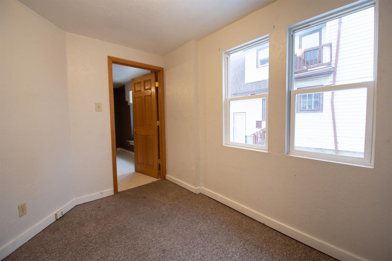 895 Howard - Photo 6 of 13