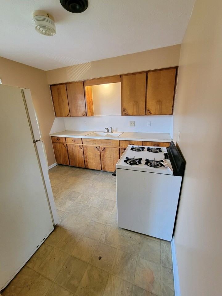 1035 Chester Avenue - Photo 2 of 9