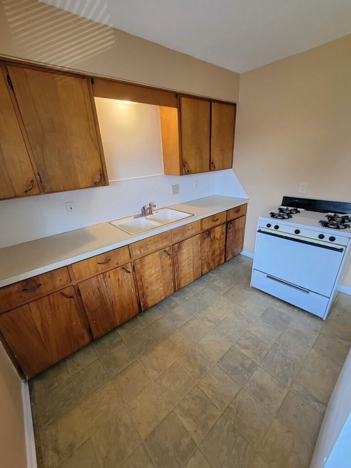 1035 Chester Avenue - Photo 3 of 9