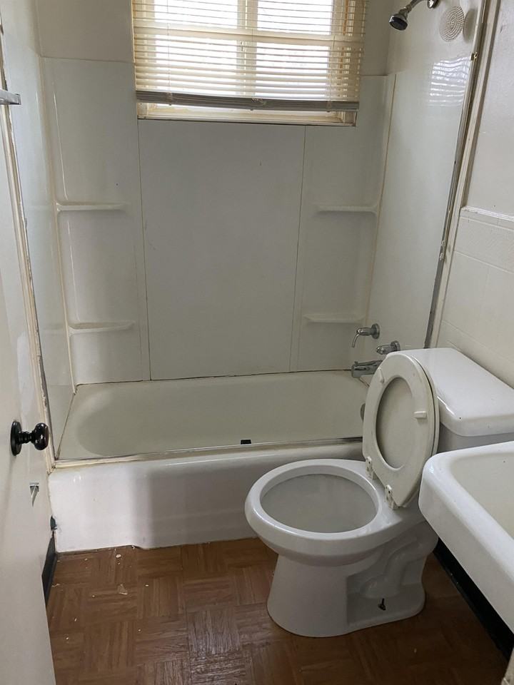 1035 Chester Avenue - Photo 4 of 9
