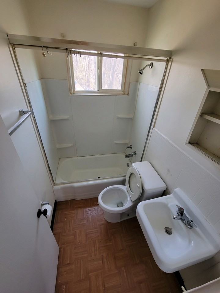 1035 Chester Avenue - Photo 5 of 9
