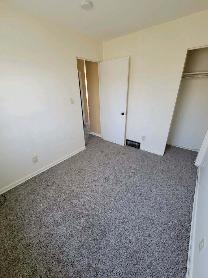 1035 Chester Avenue - Photo 6 of 9