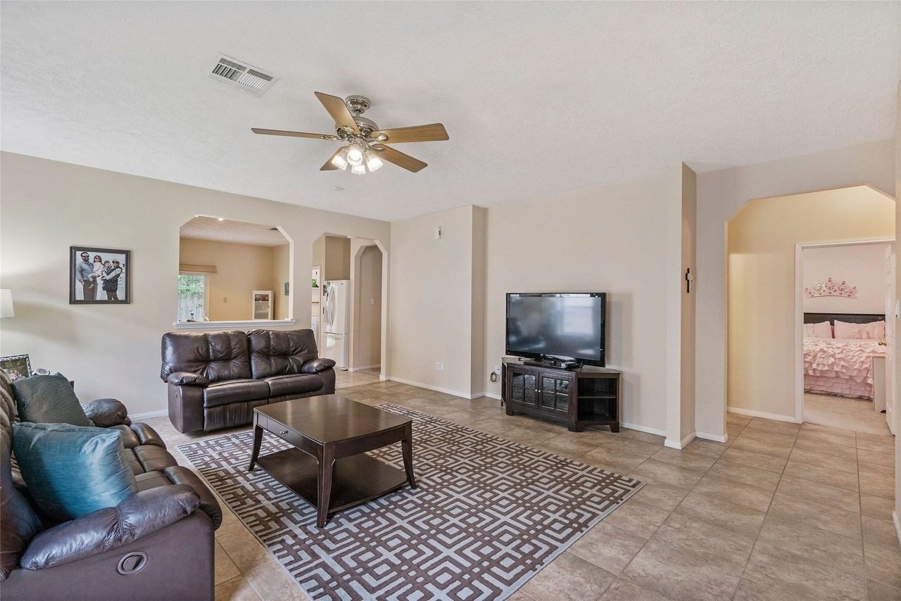 1110 Turnberry Park Ln - Photo 3 of 15