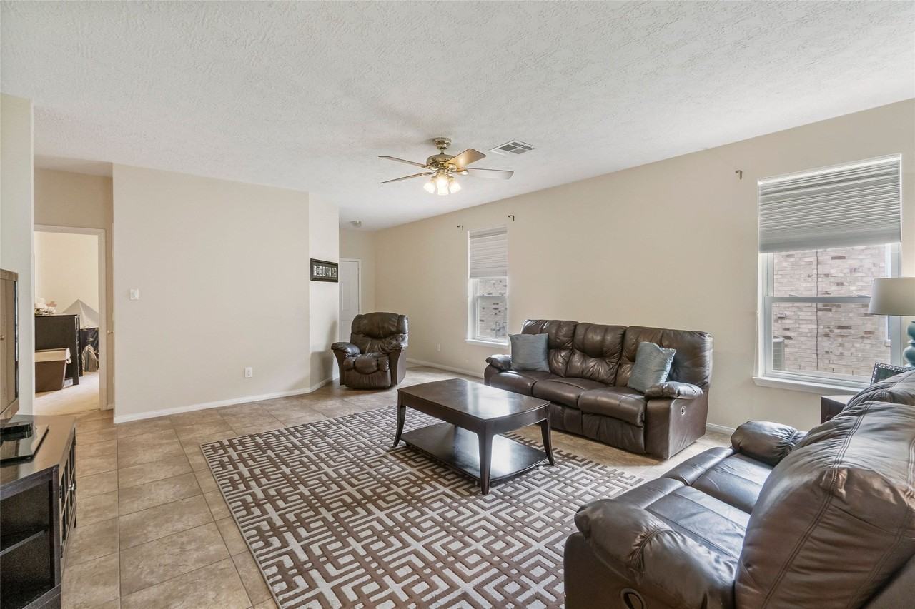 1110 Turnberry Park Ln - Photo 4 of 15