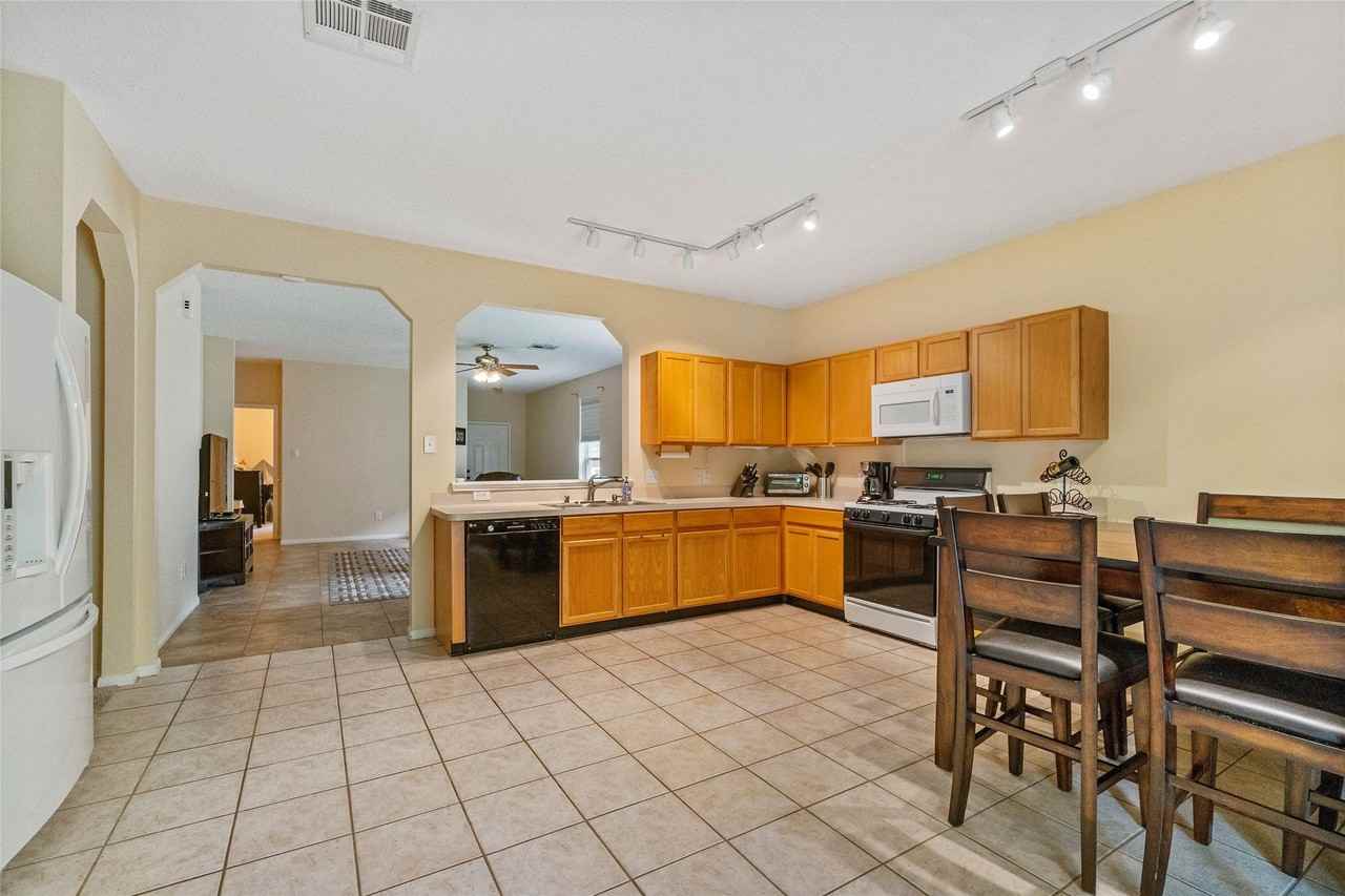 1110 Turnberry Park Ln - Photo 5 of 15