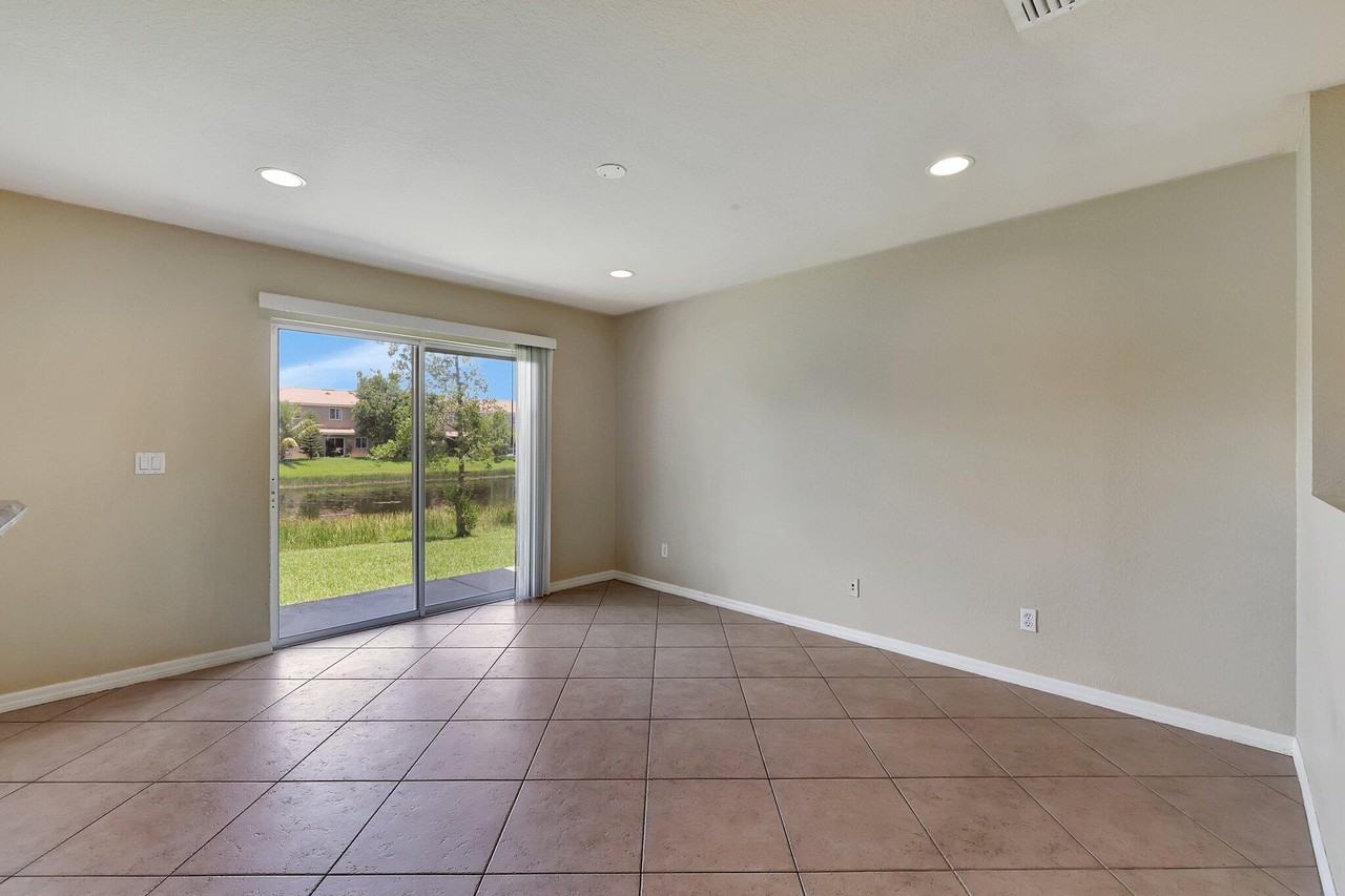 2599 Sw Marshfield Ct - Photo 4 of 17