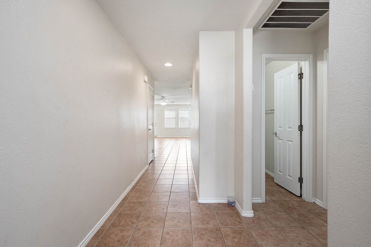 919 Butterfly Ln - Photo 5 of 28