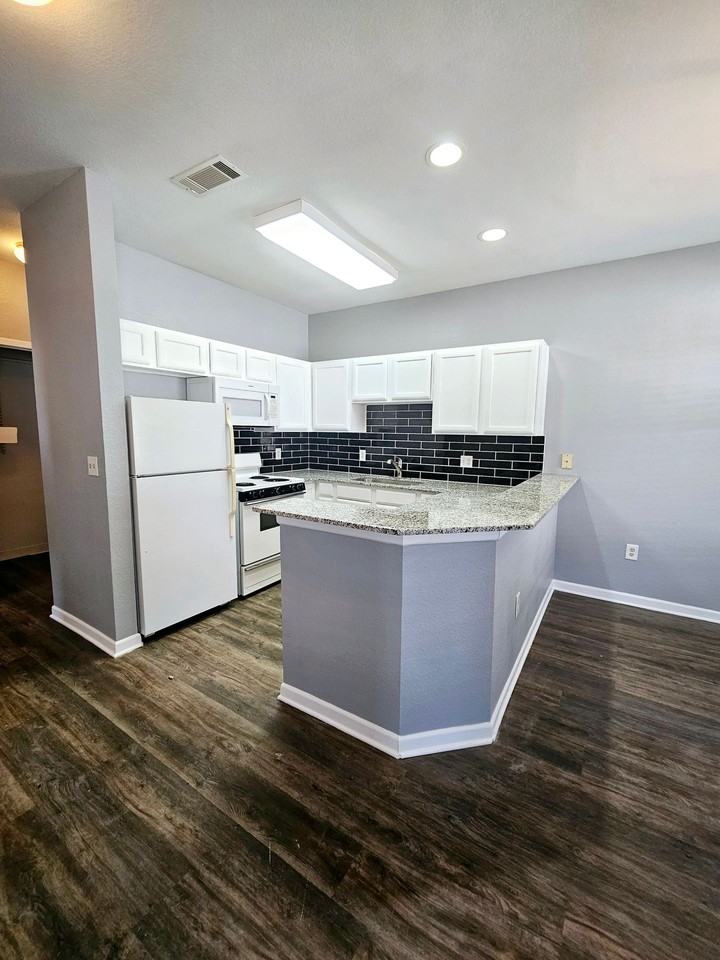 $500.00 off Move In SPECIAL - Photo 7 of 14
