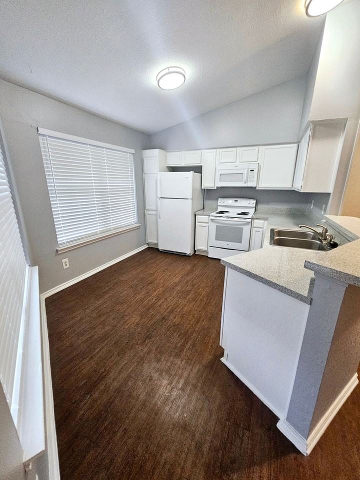 MOVE IN SPECIAL - Photo 4 of 24