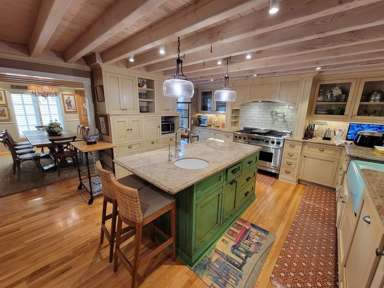 360 Aster St - Photo 4 of 50