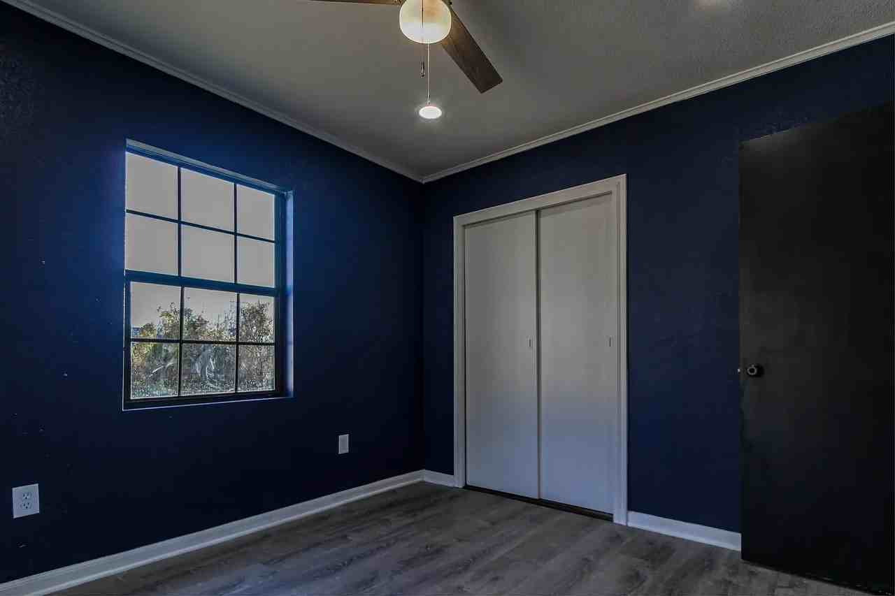608 E Zion St - Photo 2 of 8
