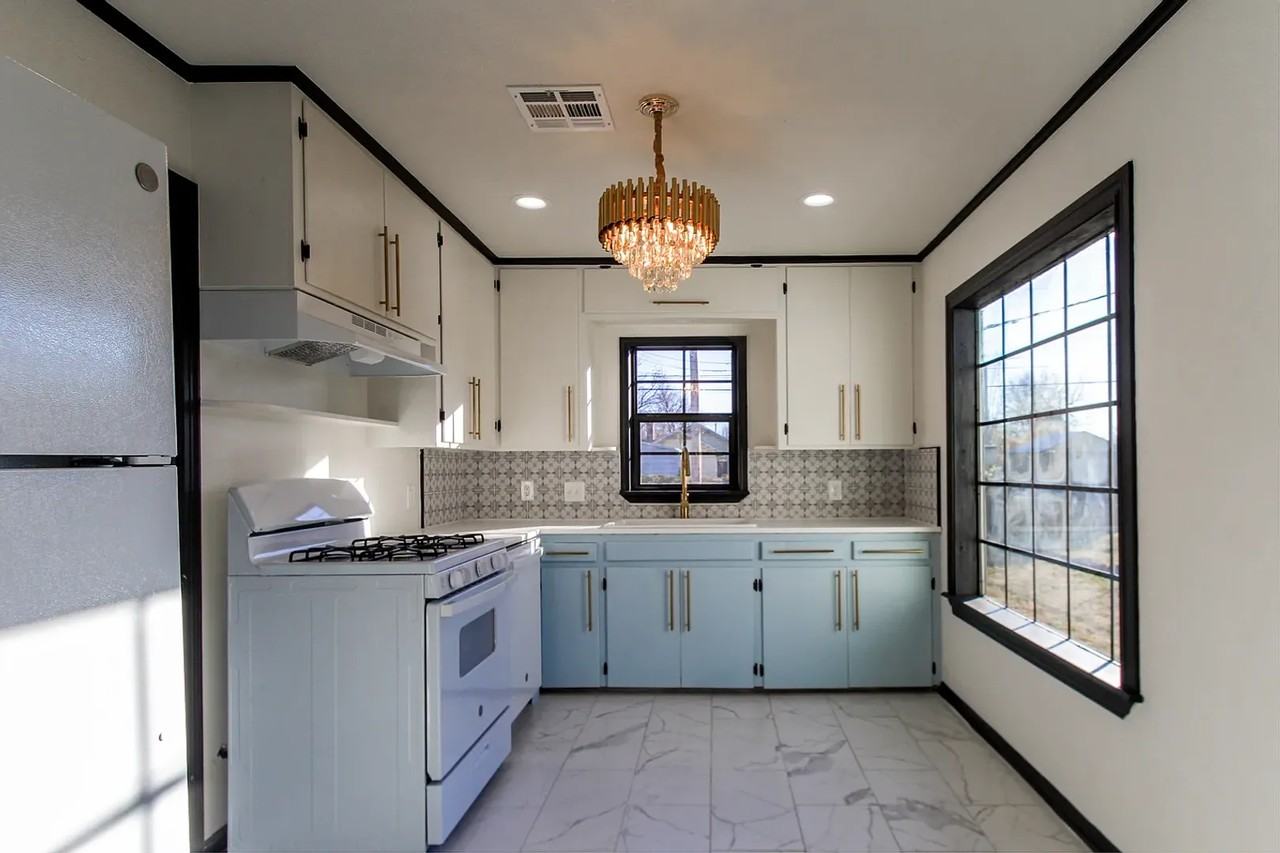 608 E Zion St - Photo 3 of 8