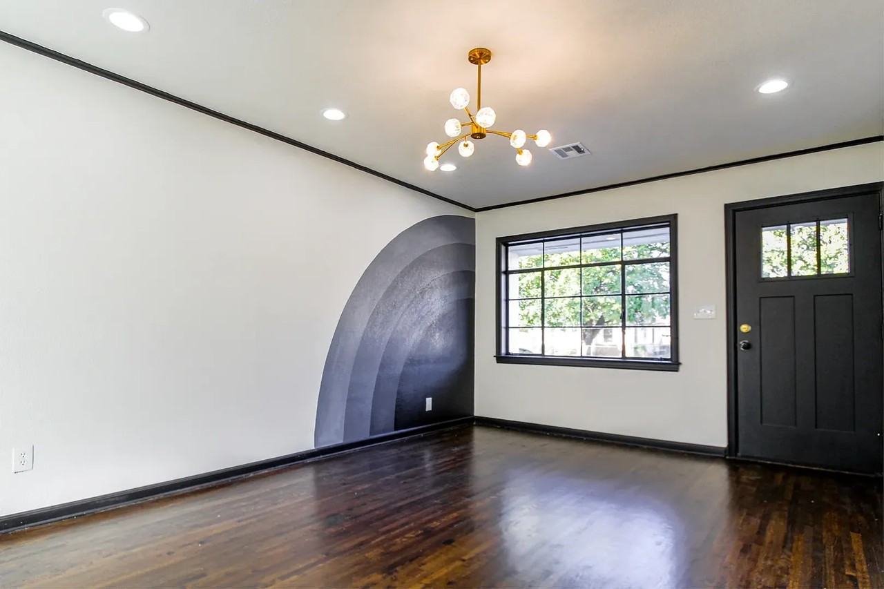 608 E Zion St - Photo 7 of 8