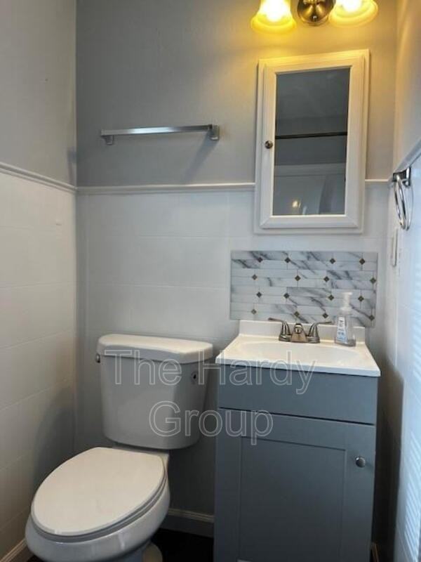 220 Wesley St - Photo 2 of 11
