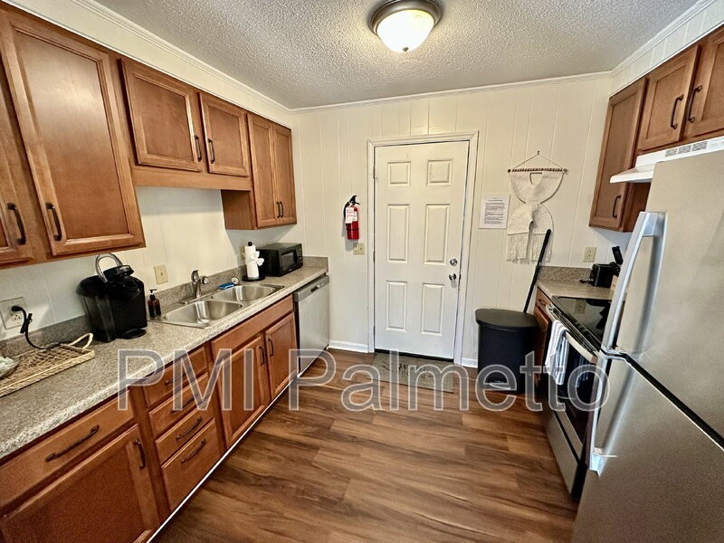 2405 Duncan St - Photo 7 of 31