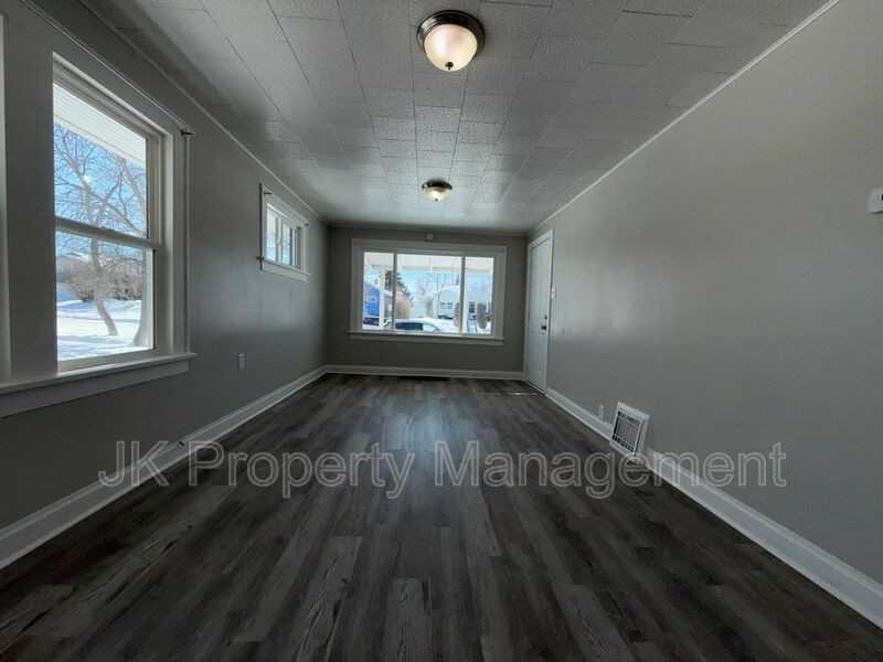 1703 2nd Ave S - Photo 3 of 21