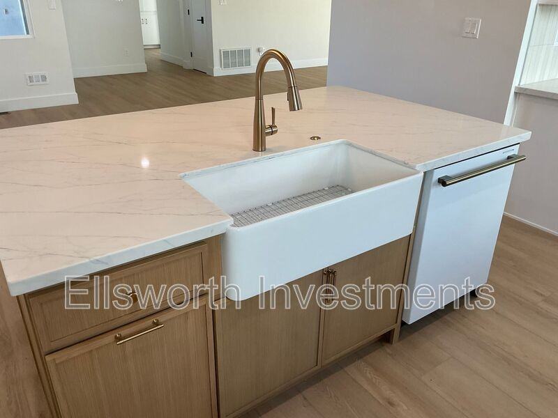 5644 Regis Ave - Photo 4 of 35