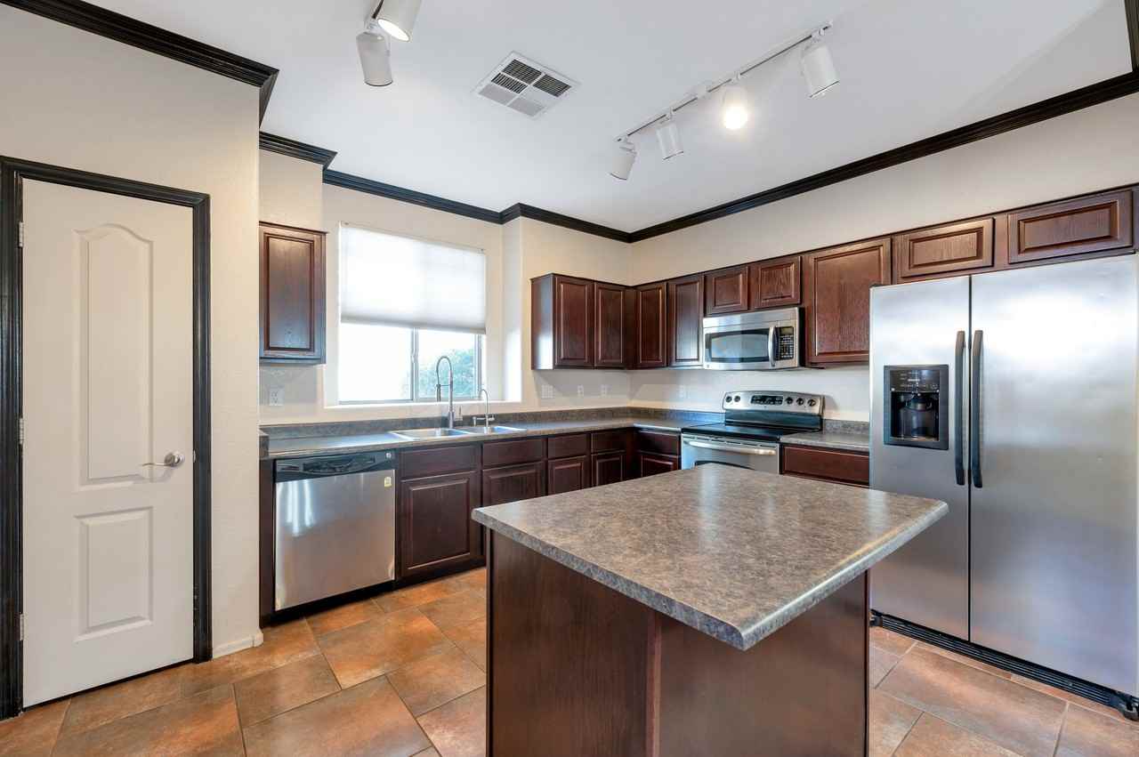 3745 E Kerry Ln - Photo 3 of 22