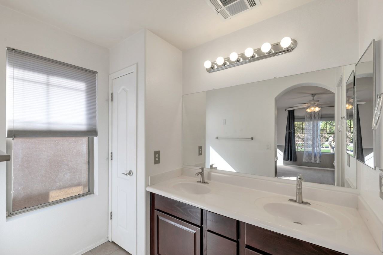 3745 E Kerry Ln - Photo 5 of 22