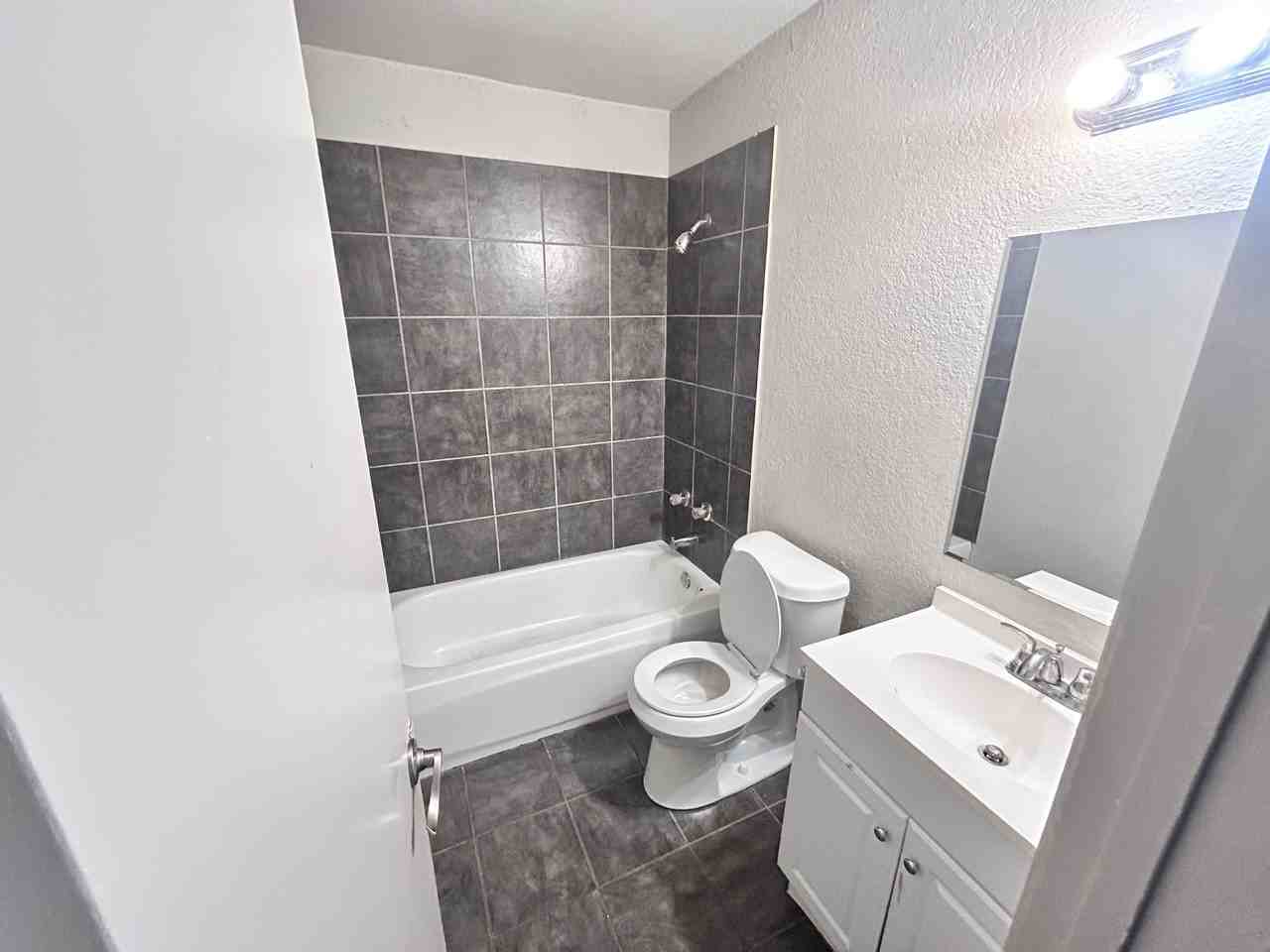 5001 Greenlee Dr - Photo 5 of 15