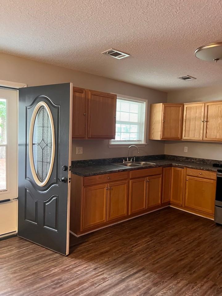 609 W Liberty St #B - Photo 3 of 6