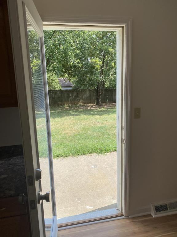 476 Woodview Dr - Photo 3 of 26