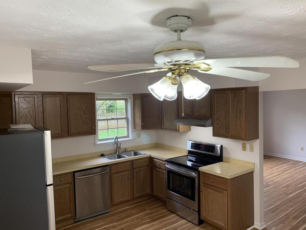 476 Woodview Dr - Photo 7 of 26