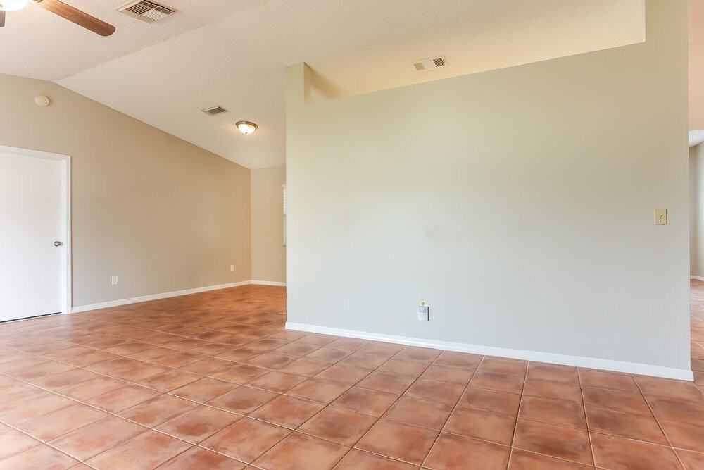 2214 Sw Jay Ave - Photo 4 of 16