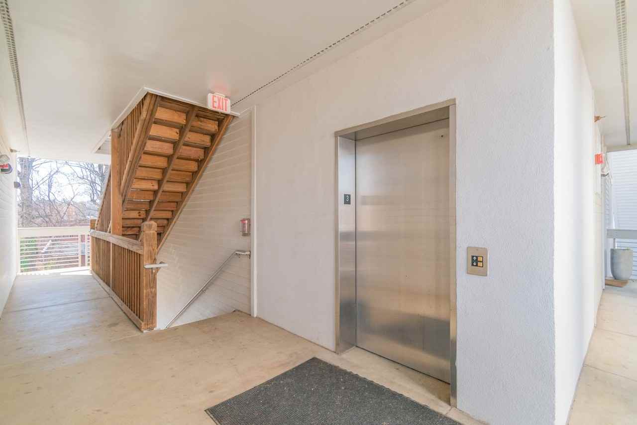 560 Oakland Ave - Photo 4 of 33