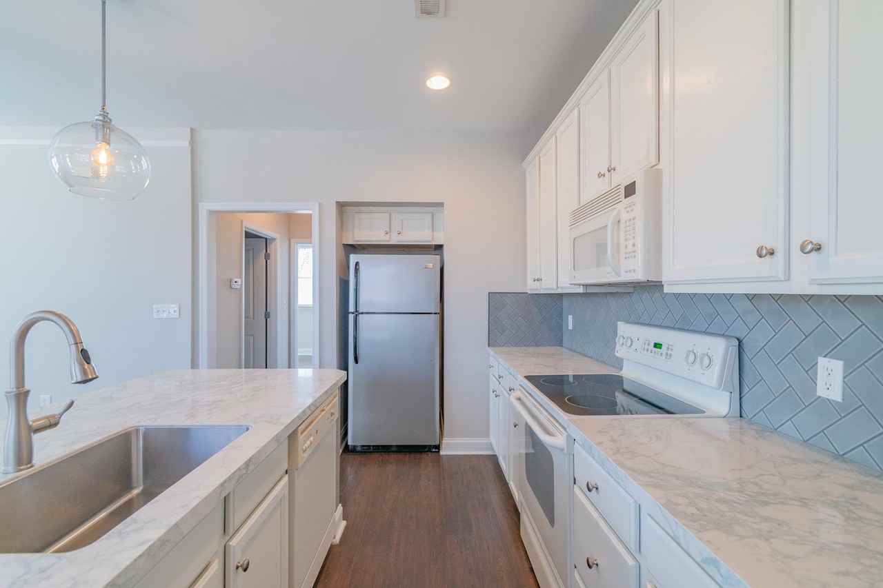 560 Oakland Ave - Photo 5 of 33