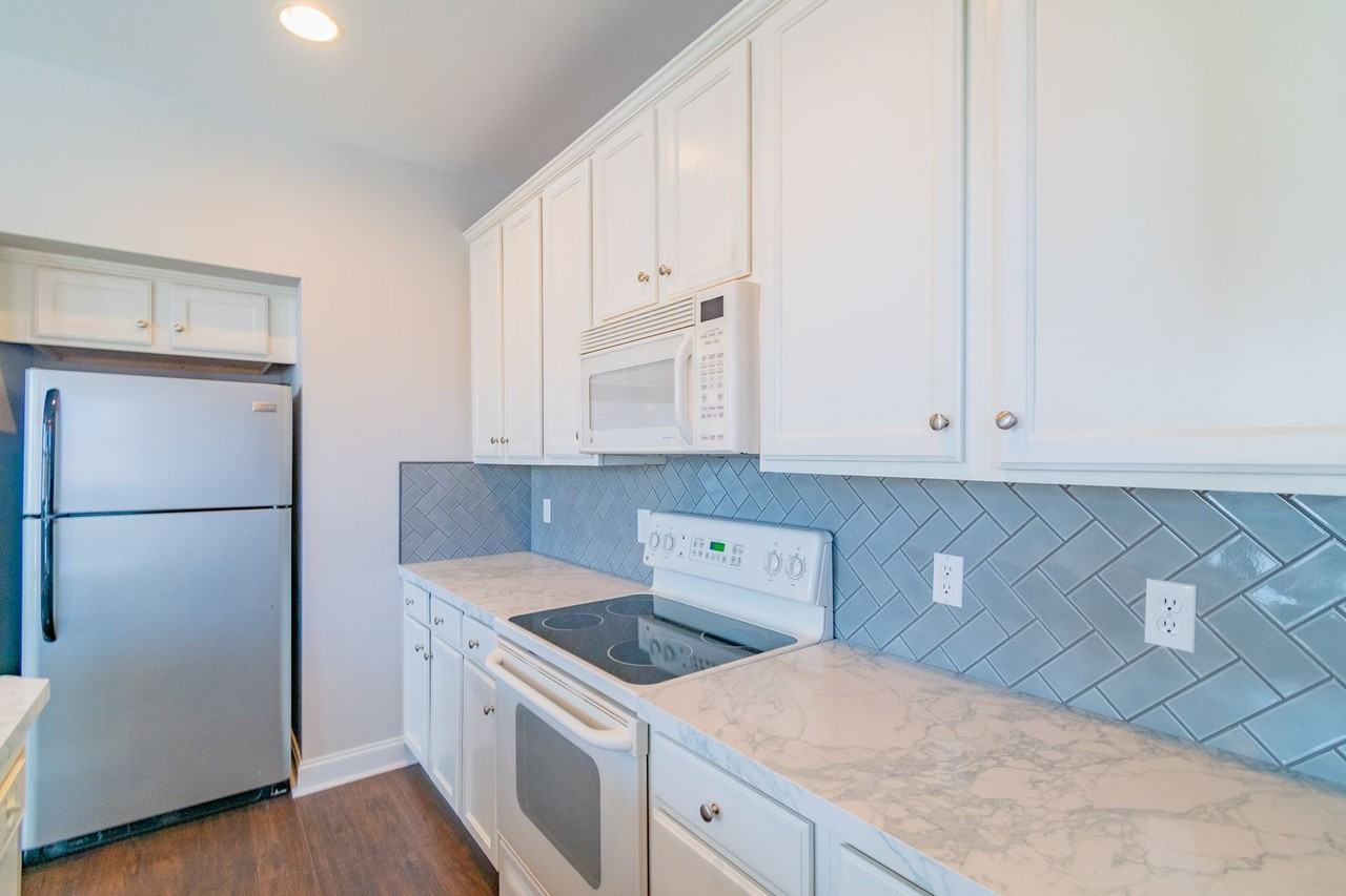 560 Oakland Ave - Photo 6 of 33