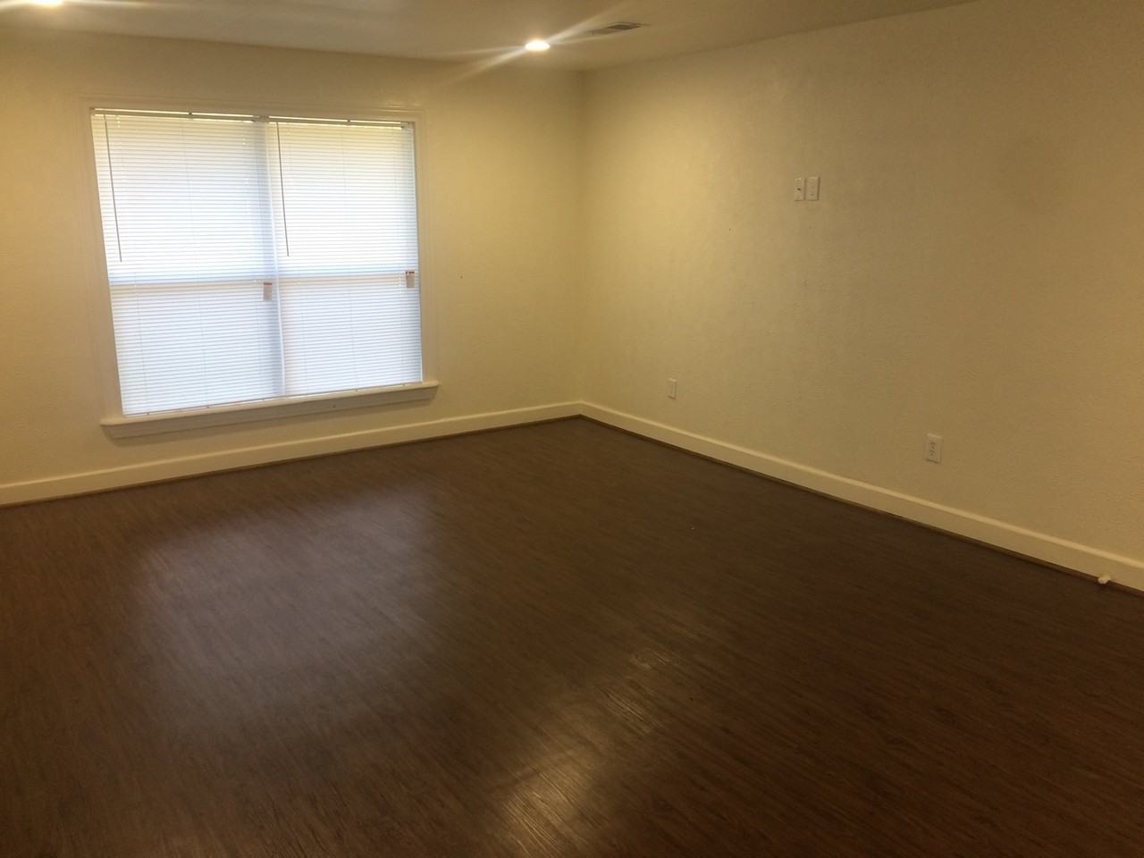 1007 E 29th St - Photo 3 of 30