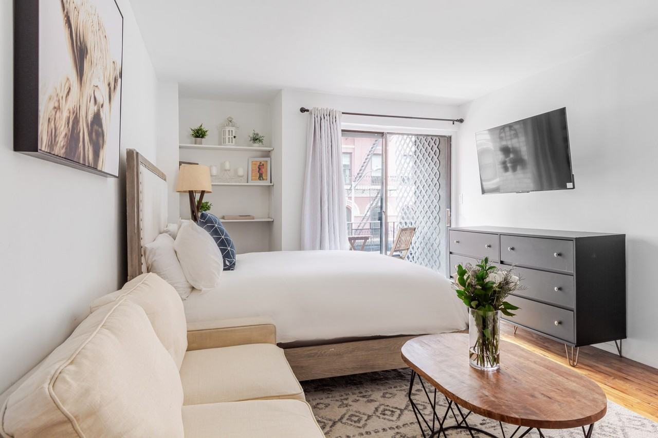 328 W 11th St #1053013P - Photo 3 of 16