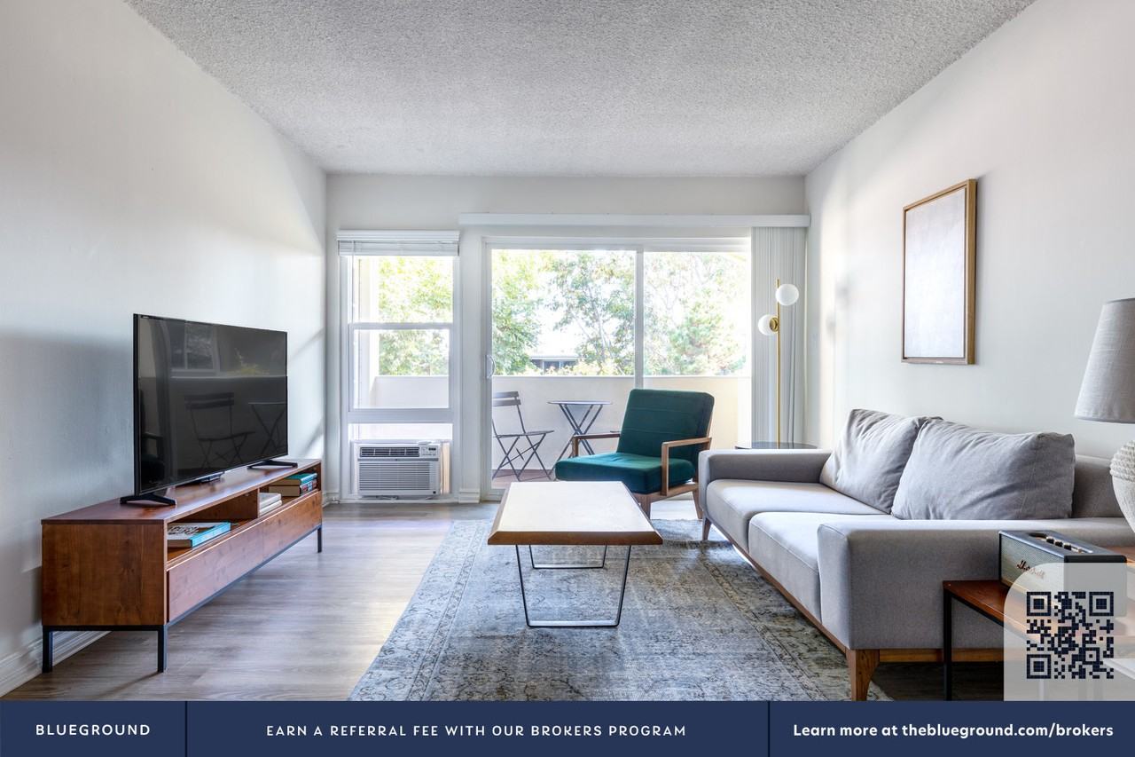 219 South Barrington Avenue #341 - Photo 4 of 27