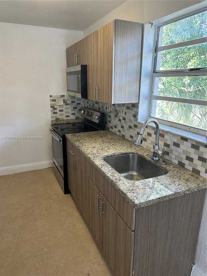 1541 Nw 2nd St #C - Photo 2 of 8